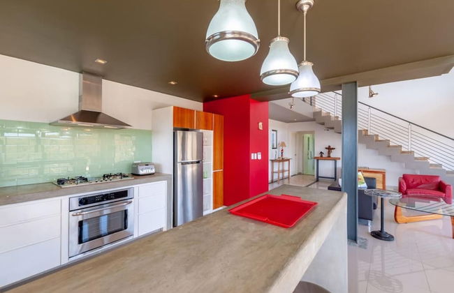 Modern Hillside Home with Sleek Interiors and Panoramic Poolside Views - Foto 9