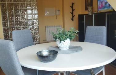 Duplex con terraza y vistas a la montaña internet aire acondicionado frente a piscinas públicas - Foto 1