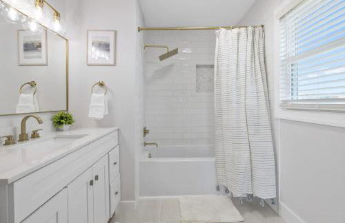 Elegant Updated Oceanfront Home with Pool & Hot Tub - Photo 53