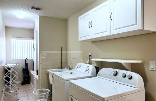 Lovely Lakeside 4-Bed Pool Home at Villa Sol-3125 - Foto 27