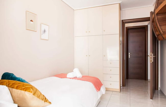 Elegant & Spacious Apt. with Sea View - Photo 2