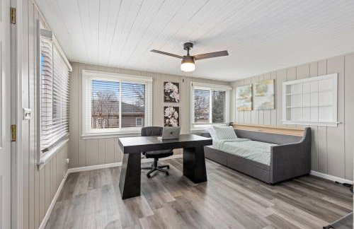 Downtown Naperville Retreat with King bed Near Riverwalk Dedicated Workspace Free Garage Parking Patio - Foto 14