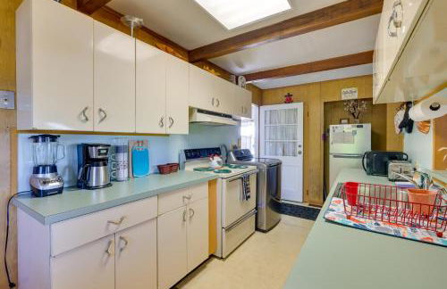 Deck with Water View Coastal Escape Near P-Town! - Foto 11