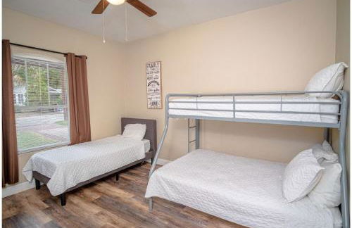 Large 3br/2ba Family Home W/patio Near Downtown! - Foto 44