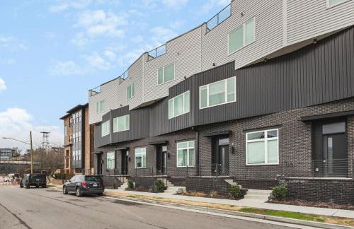 Home with Rooftop Deck & Garage, 2 miles to Downtown Broadway - Foto 47