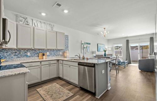 Little River 3BR Villa with Outdoor Movies & Fire Pit, Indoor Fire Place, Arcades, & Beach! - Foto 16