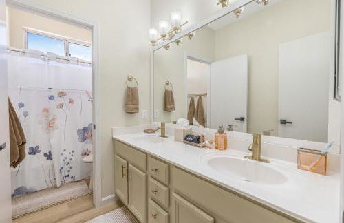 Sparkling Saltwater Pool - Spa - Firepit - WiFi - 4BR 3BA - Near Top Golf Courses - Foto 52