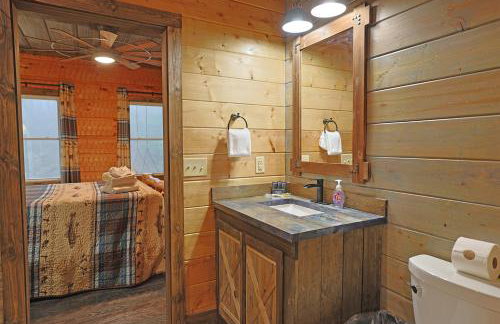 2BR Fishing Cabin w Fire Pit, Hot Tub, EV Charger - Foto 34