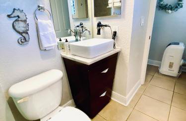 Condo in Waterfront Resort with Balcony Close to Beaches Free Bikes - Photo 13