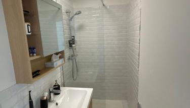 Apparemment spacieux, lumineux avec vue sur Paris - Foto 5, Shower