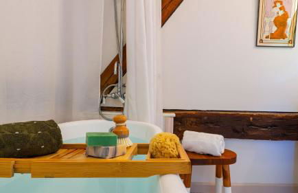 Historic Barn Retreat w Pool Pond Views Longview Pond Lodge by AvantStay - Foto 29