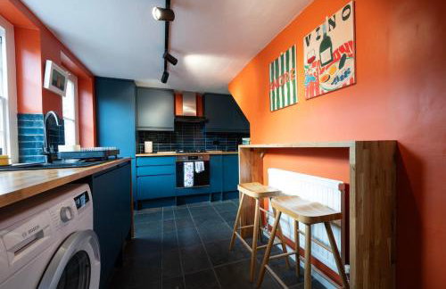 Charming 3BR Cottage Sleeps 8 - 15 Mins to Centre - Foto 3