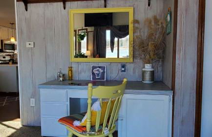 Airport Waterfront Cottage w transportation - Foto 9