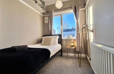 Fully Furnished New Malden 3BDR Home with Parking Washer Dryer and Garden near Kingston - Foto 9