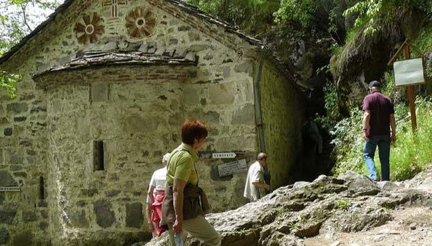 Turistas ao redor do Mosteiro de Rila