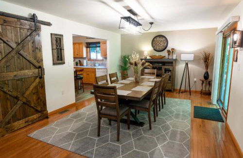 Serenity Falls - Stylish 4Bdr Mountain Retreat, Hot Tub, Pool - Foto 30