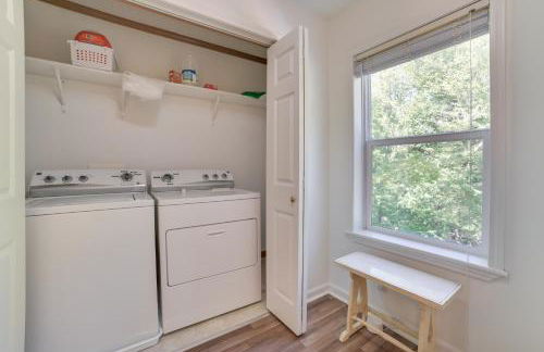 Walloon Lake Getaway with Fire Pit - Walk to Water! - Foto 19