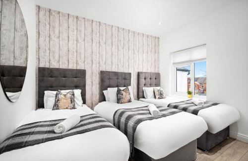 Stylish Five Bedroom House - Parking - Terrace - Fast Wi-Fi 974P - Foto 4