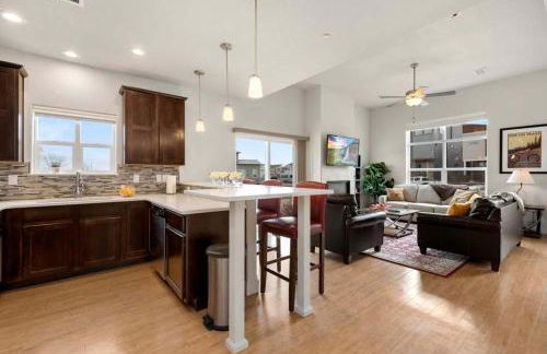 Modern Townhome Steps From the Brewery District! - Foto 38