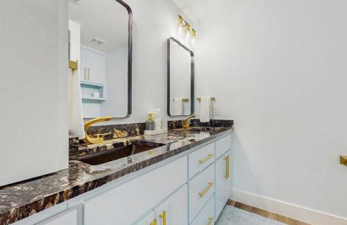 Modern Living in Texas! Home 2 Blocks to Lake LBJ - Foto 15