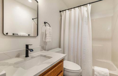 Pinewood Lodge - Backs to Forest - Near Downtown! - Foto 15