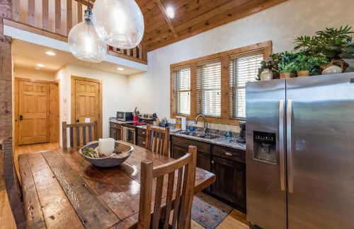 Stone's Throw Bungalow-- Hot Tub, Modern & Updated, Sleeps 2 - Foto 40