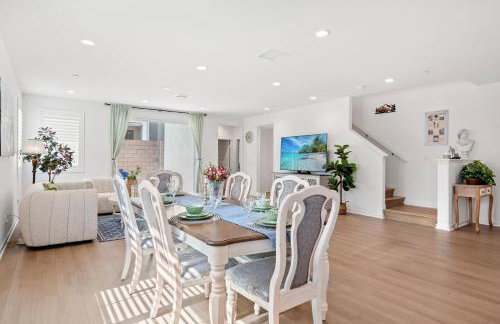 Spacious 5BR Getaway w Game Room & Modern Comfort - Photo 69