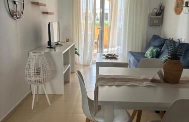 Bajo con jardín a pie de playa y piscina comunitaria con jacuzzi - Foto 14