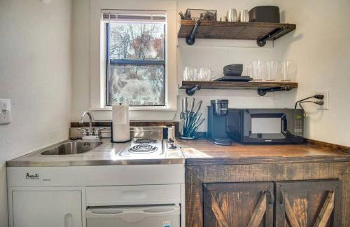 Cozy Studio Retreat with Scenic 5-Acre Views, Near City Lake & Cherokee Casino in Gentry, Arkansas - Foto 8