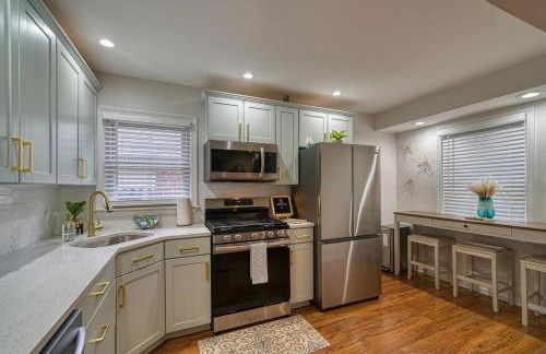 Beautiful Modern home with all year use HOT TUB, Pool table, Game room, & Propane fire pit!! - Foto 11