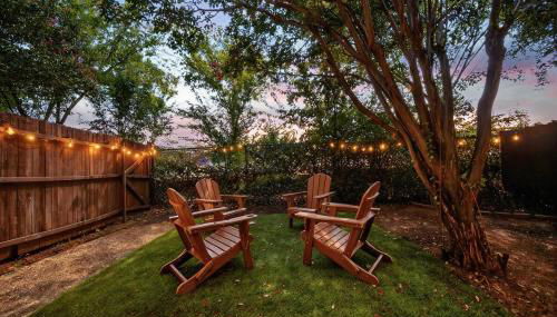 Walk to AT&T Stadium - Modern 2BR With Backyard - Foto 4, Garden, sunbed, Garden view