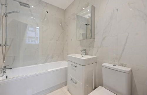 Entire 2 Bed First Floor Flat - Photo 8