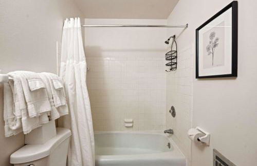 Workspace with Desk & Walkable to hospital & campus - Photo 20