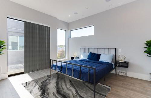 Modern 5 Bedroom Masterpiece With Rooftop Deck - Photo 17