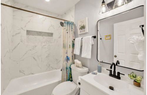 Spacious & Homey 4br/3ba W/amenities Near Downtown - Foto 24