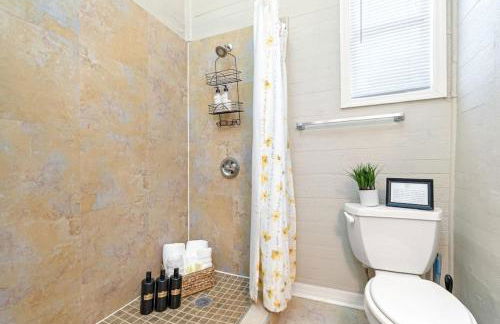 Charming and Historic Bungalow Near All - Foto 25