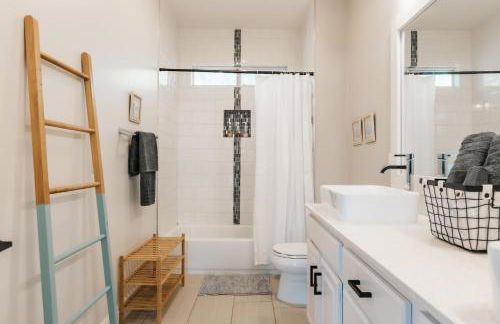 Modern 2-Story Cowboy Pool Home with King Beds Walk to 6th St & Rainey Street - Foto 28