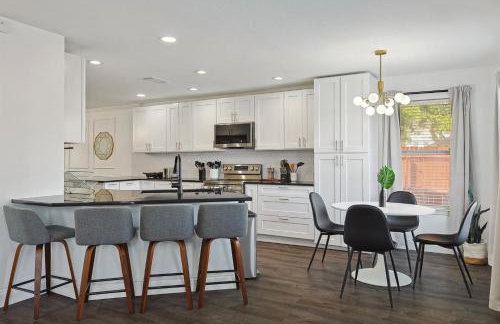 Modern Comforts & Classic Charm w Pool 5BD - Foto 6