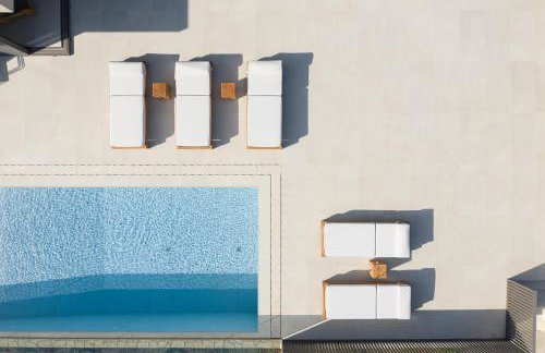 Athina Luxury Villa, with Pool & Walk to the Beach, By ThinkVilla - Foto 1