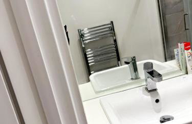 Stylish Luxury New Built Apartment - Photo 8