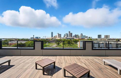 Skyline VIEWS, 5 mins to Downtown, Free Parking - Photo 2