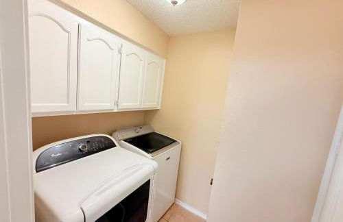 Near AT&T Stadium, UTA, Globe Life, Six Flags, DFW Airport, American Airlines Center with Games and Crib - Foto 17