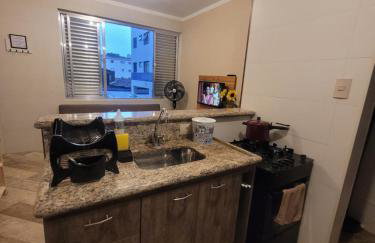 Apartamento Aconchego Frente Mar - Vila Guilhermina Praia Grande SP - Cozinha Completa - Climatizador de Ar - TV a Cabo - Wi-Fi - Photo 17