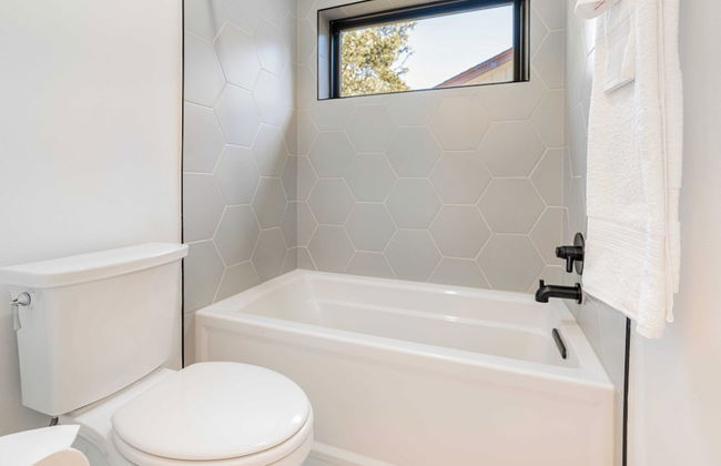 Modern Retreat w/ Pool, Guest House & Deck Lounge Henley by Avantstay - Foto 22