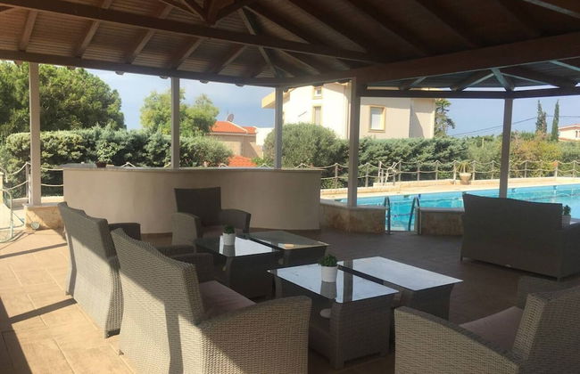 Stunning 4-bed Villa in Lagonisi Kalivia Thorikou - Photo 18