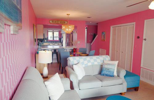 Pink Dream House - 2BR, Pools, Patios, & Walk to Ocean in Panama City Beach - Foto 17