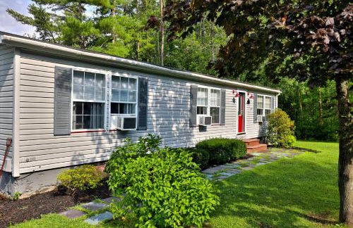 The Bomoseen Bungalow - Vermont Lake House Close to Ski Resorts! Private dock, ski rental ticket deals - Foto 7