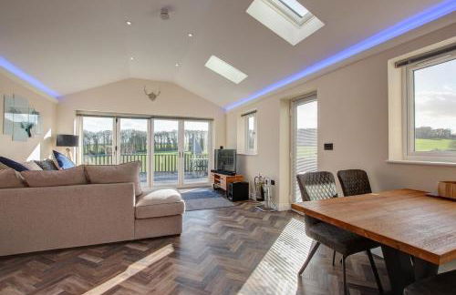 Hunters Cottage - Luxury, high end, hot hub, AC, slipper bath, couples retreat - Photo 65