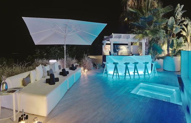 Striking Villa With Terraced Garden - Foto 24