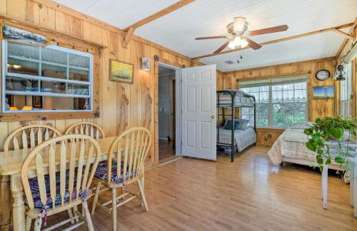 Charming Ingram Home with Yard and Furnished Patio! - Foto 17